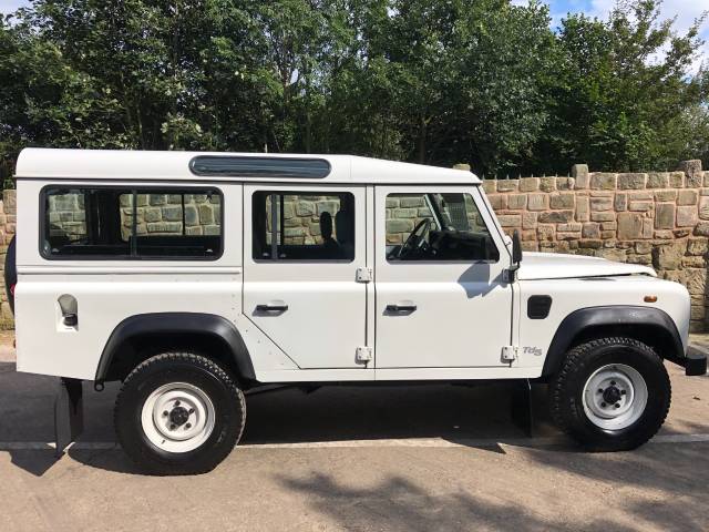 Land Rover Defender 2.5 TD5 110 County Station Wagon LHD Four Wheel Drive Diesel White